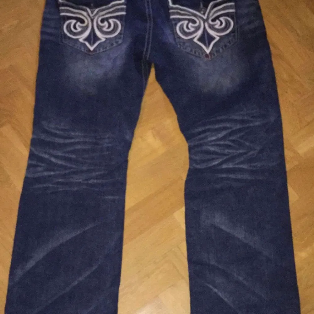 Tvär feta affliction jeans som är lite slitna på botten men inget man märker💯 Köpta i usa och är cok ovanliga. Säljer för de e nt min stil längre… . Jeans & Byxor.