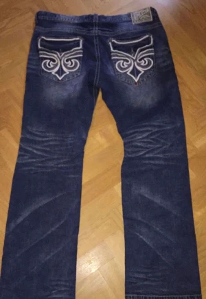 Affliction jeans💯💯💯🔥🔥 - Tvär feta affliction jeans som är lite slitna på botten men inget man märker💯 Köpta i usa och är cok ovanliga. Säljer för de e nt min stil längre… 