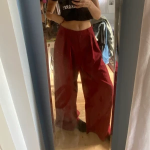 Röda kostymbyxor  - Vida röda kostymbyxor 