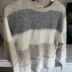 Stickad tröja - Randig stickad tröja.