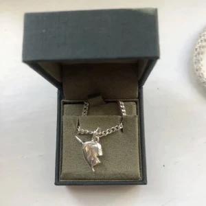 Maria Nilsdotter  - Maria halsband längd 45 tjock kedja, övre halvhjärtat . Säljer för 1``100 direktpris 1500. Byter mot annat från Maria Nilsdotter! 