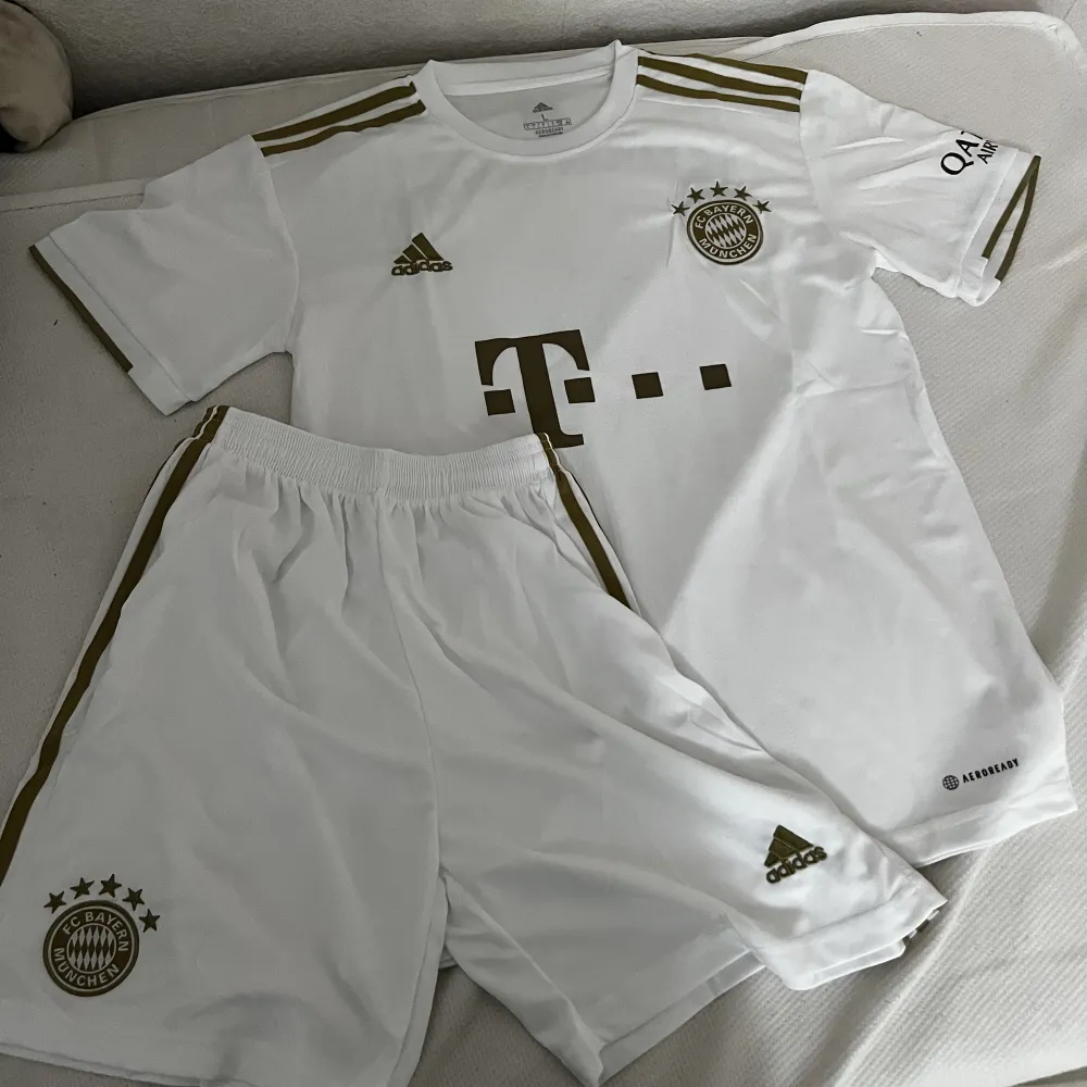 Säljer Bayern München set adidas pga av att jag aldrig använder den, köpt på unisports. T-shirts.