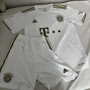 Adidas x Bayern set  - Säljer Bayern München set adidas pga av att jag aldrig använder den, köpt på unisports