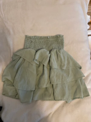 Volangkjol - Säljer denna vilangkjol från H&Ms barnavdelning. Köpt för ca 1 år sedan men används ej. Passar bra på mig som är 164cm lång och brukar ha S. 