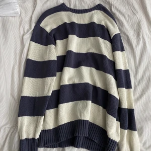 brandy melville sweater - säljer denna fina brandy sweatern!!! pris går självklart att diskutera 🤍