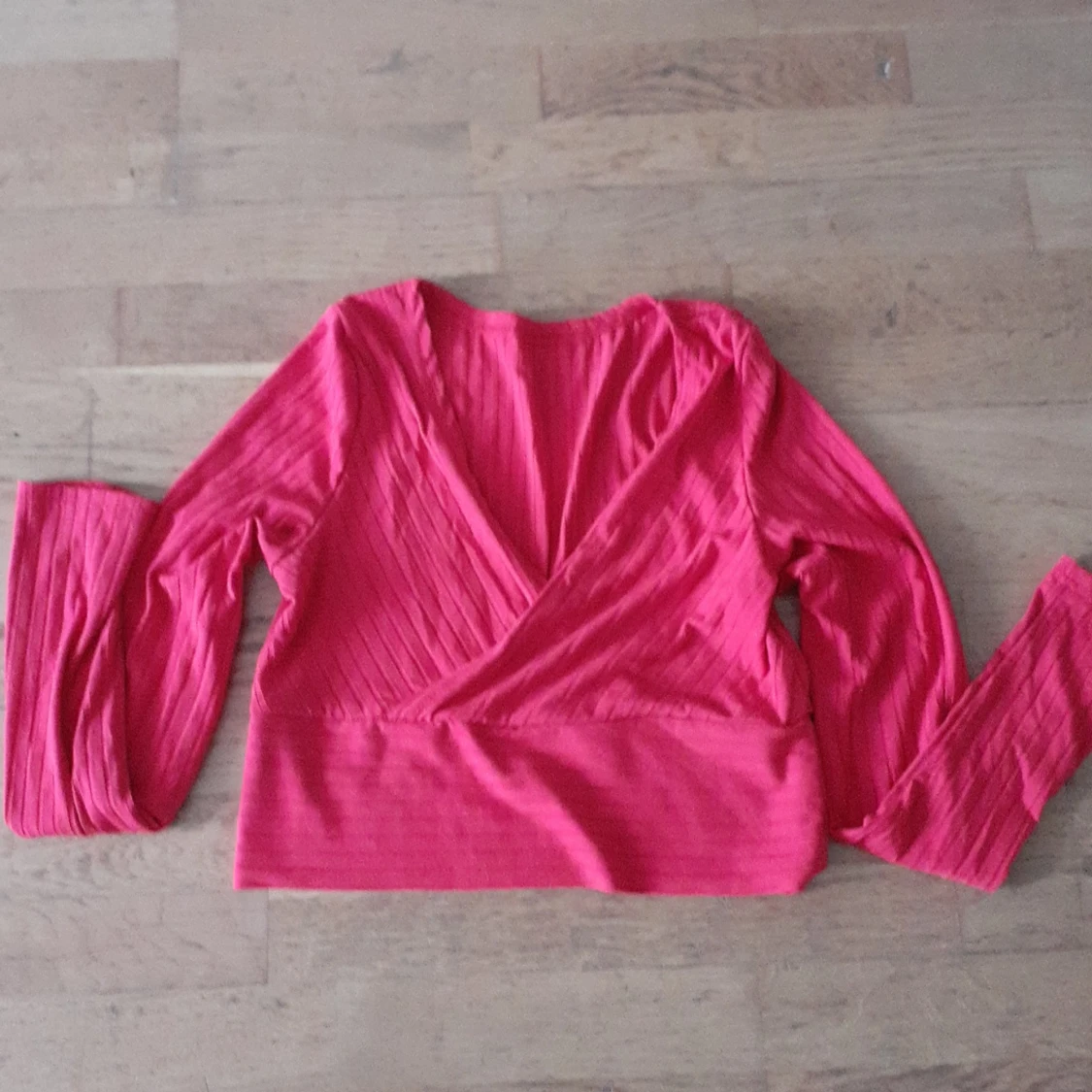 En röd korsad magtröja