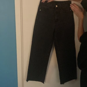 Svarta Jeans - Svarta Vida jeans i jättebra skick! 🌟