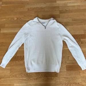 Vit Half Zip - Krämvit Half Zip från Zara. Nypris 500kr. Tröjan är i nyskick utan fläckar osv. Tröjan är i storlek Medium!
