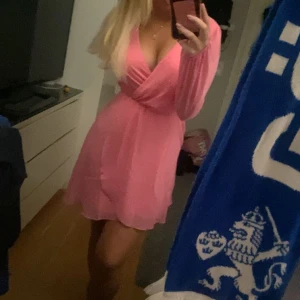 Rosa söt klänning  - En söt rosa klänning som är använd 1 gång på midsommar. Som ny köpt för 450kr. Tryck gärna på köp nu. Skriv privat för fler intresse  eller frågor. 🤍