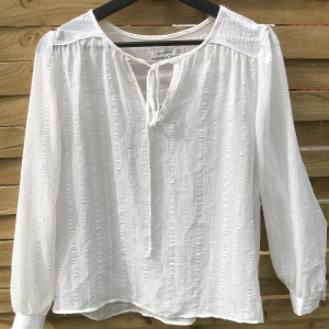 Blus - Säljer den här super fina blusen eftersom jag inte hittar nån användning till den💗