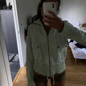 kofta/jacka - säjer denna kofta/jacka som inte alls kommer till användning 💕