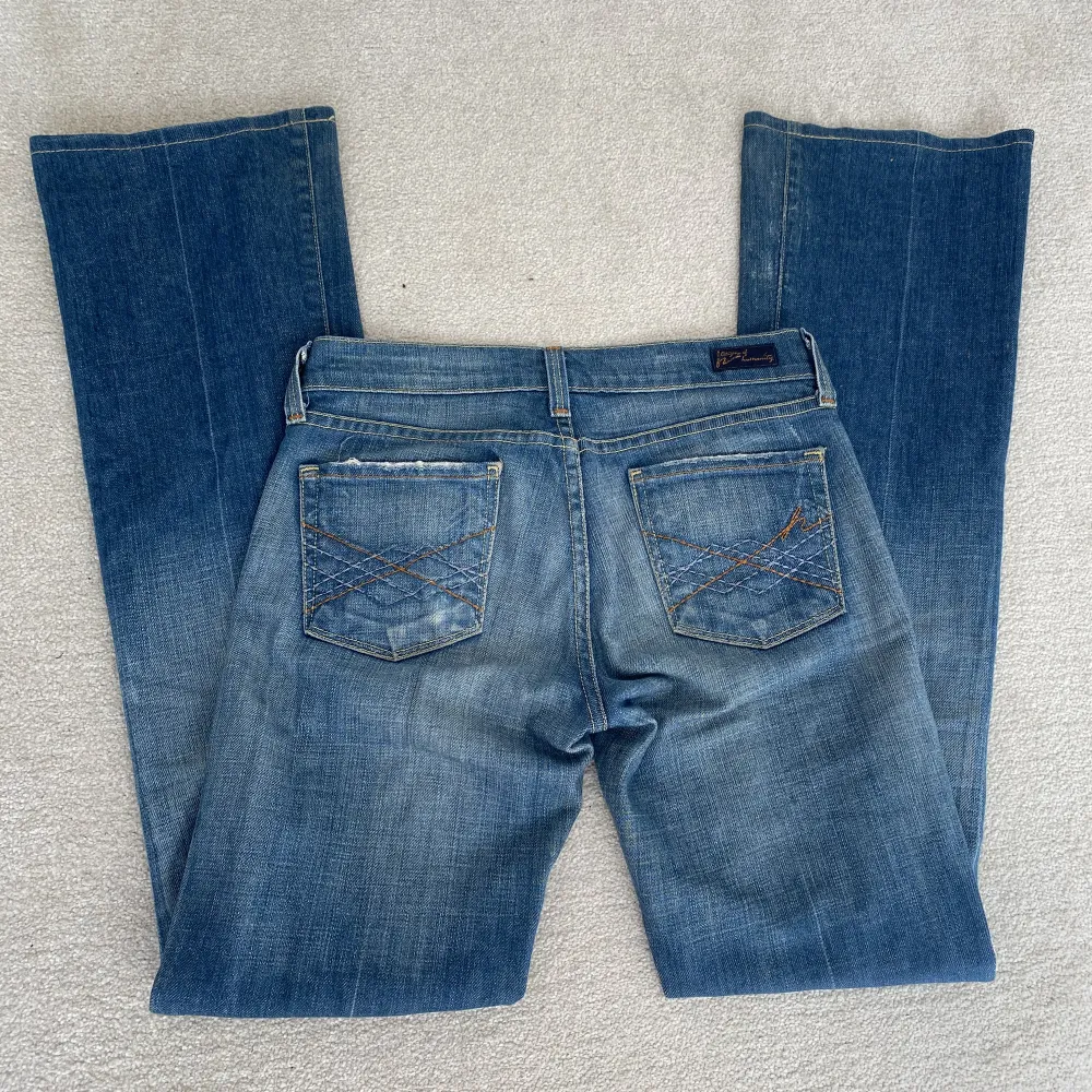 Ett par jättesnygga lågmidjade bootcut jeans som tyvärr har blivit lite för tajta på mig midjemåttet är 68cm och innerbenslängden är 83cm💕. Jeans & Byxor.