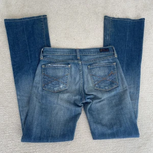 Bootcut jeans  - Ett par jättesnygga lågmidjade bootcut jeans som tyvärr har blivit lite för tajta på mig midjemåttet är 68cm och innerbenslängden är 83cm💕