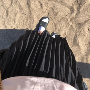 Plisserad långkjol  - Svart superfin plisserad långkjol från Monki! Säljer pga för liten. Endast använd fåtal ggr 🩵💞pris diskuterbart