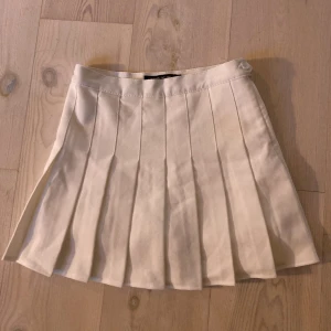 Vit tenniskjol - Fin vit tenniskjol i storlek M som inte passade mig