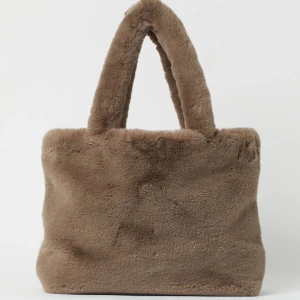 Väska - fluff väska från hm ( samma väska som på första bilden bara att jag har i grå)