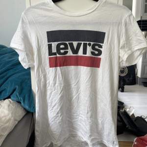 Säljer denna Levis tröjan, jättefin och jättebekväm men används inte längre, fläckfri 