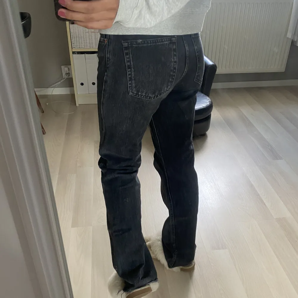 De populära jeansen från Zara i svart 🖤jag är 166 cm för referens 😁. Jeans & Byxor.