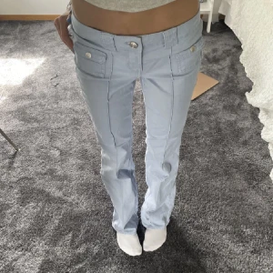 Cargobyxor hm - Säljer dessa blå cargobyxor som jag köpte av en tjej här på plick men som är helt oanvända med prislappen kvar. Innerbenslängd 81, midjemått 73 cm 💕