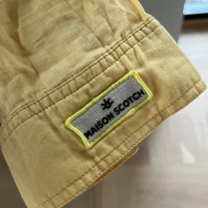 Scotch and Soda skjorta  - Säljer min gula scotch and soda skjorta! Fin under tröjor och för sig själv! Lite tunnare men inte genomskinlig och i superbra skick! 