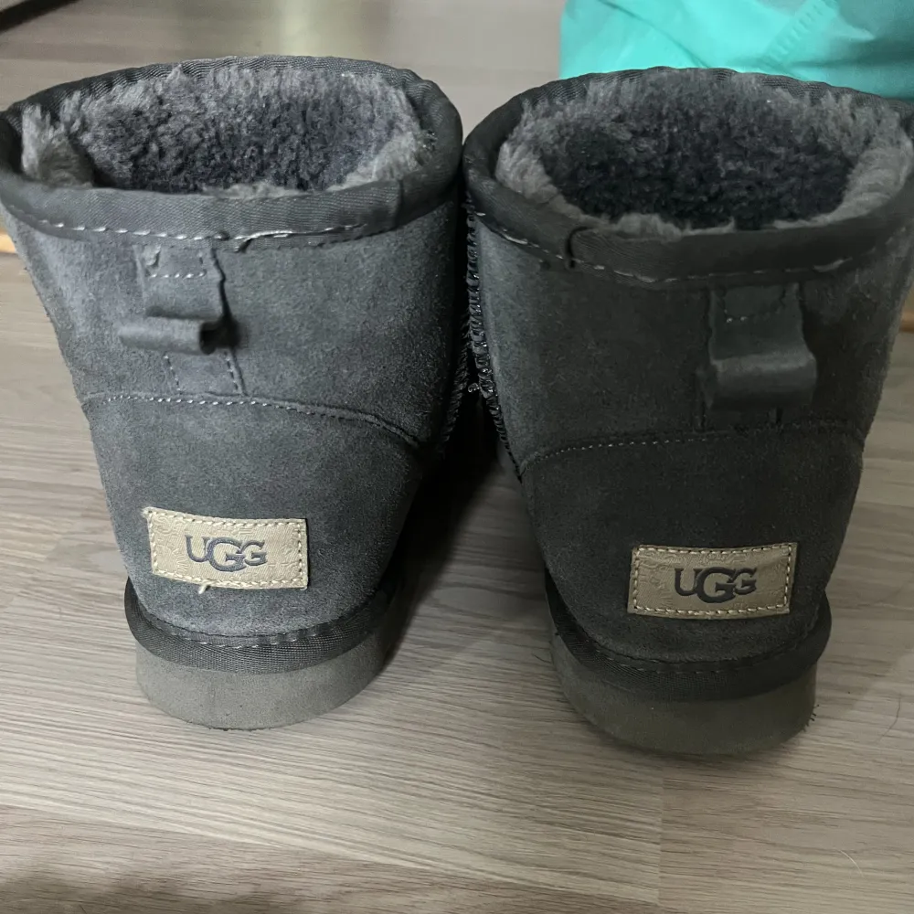 Mörkgrå Uggs som är ungefär lite mer än ett år gammal och använda ett par gånger i vintras 💕trotts de är skicka mycket bra!! 🩷Storlek 38 men skulle säga att den passar alla som har allt från 37 till 38.5. (Pris går att diskutera) . Skor.