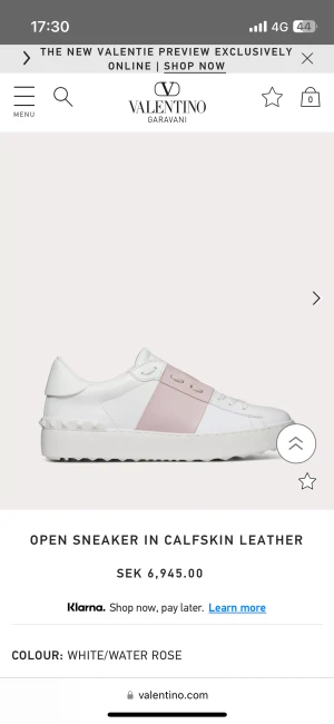 Valentino skor - Säljer mina valentino open sneaker i så gullig rosa färg ❤️ Storlek 38 men storlekarna är stora och hade definitivt passat 39. Fråga privat om egna bilder Nypris 7000kr, priset kan prutas