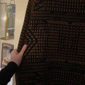 Mönstrad stickad cardigan  - Mönstrad stickad cardigan. Tjock och varm. I orange/brun/svart. Fint skick men lappen är bortklippt. 