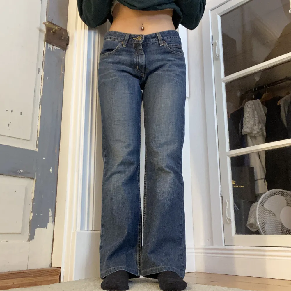 Säljer dessa supersnygga low waist jeans från Lee. Passar mig som är 158. Vet ej vilken storlek det är men jag brukar ha 25 eller 26. Så passar xs/s möjligtvis m. Skriv för fler bilder. Priset kan förhandlas.. Jeans & Byxor.