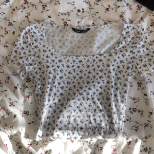 Croptop - Tryck inte på köp nu!! Skriv först. Jättegullig topp med blommor på. Använd ett fåtal gånger och fortfarande i bra kondition.