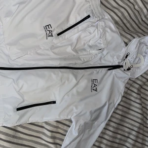 Ea7 dres vit  - Helt ny oanvänd EA7 dress lappar sitter fortfarande kvar. Storlek: M Mvh Mike