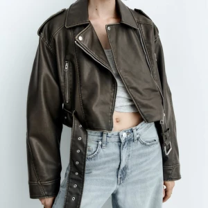 Zara Skinn jacket grön - Säljer denna trendiga gröna skinnjacka ifrån Zara storlek M. Knappt använd! Superfin men fel storlek för mig!🥰🥰