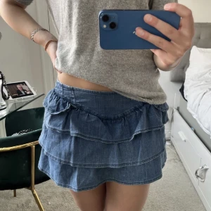 Volangkjol - Galet snygg volangkjol i jeanstyg, osäker på om jag vill sälja men vill se vad jag kan få för den!🧡🧡 passar 36/S