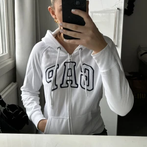 GAP tröja - Tröja med dragkedja från GAP, storlek M men sitter som en S. Färgen på dragkedjan är lite sliten annars är den som ny.