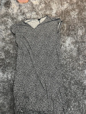 Lång leopardklänning - Långklänning i leopardmönster från ginatricot i storlek S, säljer då den aldrig kommer till användning längre. Köparen står för frakten 