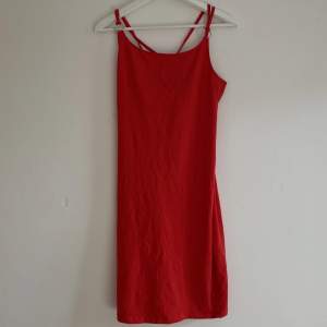 Jättesöt röd klänning, perfekt för sommaren. Knappt använd. 