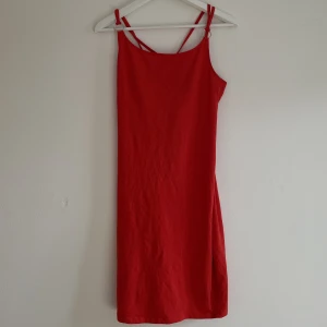Röd klänning - Jättesöt röd klänning, perfekt för sommaren. Knappt använd. 