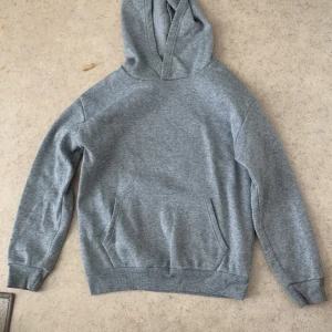 Grå hoddie  - Jätte fin grå hoddie som jag aldrig använt, den e lite tun så skulle passat till en sommarkväll.