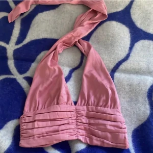 Rosa topp - Rosa halterneck topp från bikbok. Den är som ny, prislappen är fortfarande kvar.  