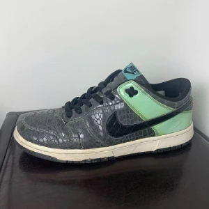 Nike Dunk Low Un-Tiffany  - Nike Dunk Low "Un-Tiffany" (Sällsynt) Storlek 46-Bra skick med tanke på att de är från 2006! OBS. Kolla bild 3, slitage på båda hälarna av skorna. Ingen orginalbox tyvärr. Priset är justerat utifrån detta! 
