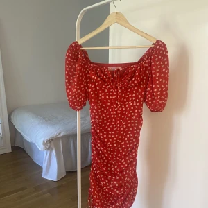 Palermo klänning från Adoore  - Säljer min jättefina röda Palermo Dress från Adoore. Klänningen är i mycket fint skick och endast använd fåtal tillfällen. Klänningen går att justera i längd med ”dragsko” i sidan. Stotärleken är normal, jag brukar ha storlek 34 eller XS.  Nypris 1395 kr