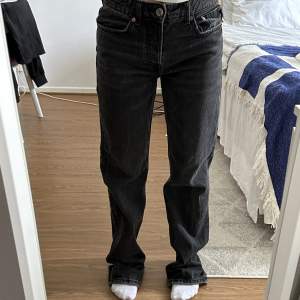 (Inte samma modell som förra annonsen!)  Trendiga zara jeans, i lågmidja. Köpt från en tidigare säljer. Tyvärr är jeansen för stora 💕   Säljer båda svart & blåa zara lågmidja jeans för 300 kr tillsammans💕