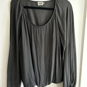 Blus i snyggt fall - Aldrig använt pga för stor för mig. Är lite oversized och i en svart färg som går mer mot grå.