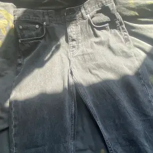 Svarta jeans i regular fit från brothers. Knappt använda, ny pris 1500