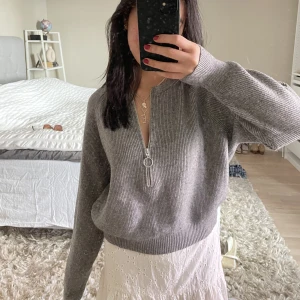 Carin Wester zipup - Säljer två stickade carin Wester half zipup, mörkare grå och en ljusare 🥰🥰 köp båda för 250kr