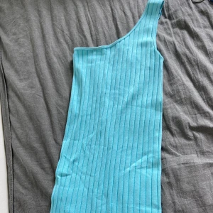 Kläning  - Helt oanvända kläning från zara. Väldigt skönt material som man både kan ha som strandkläning och vanlig.