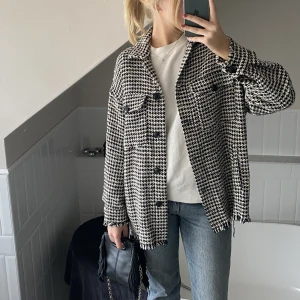 Vårjacka - Vårjacka från Zara, nästan aldrig använd så i fint skick!🤍 Skriv privat för frågor😇