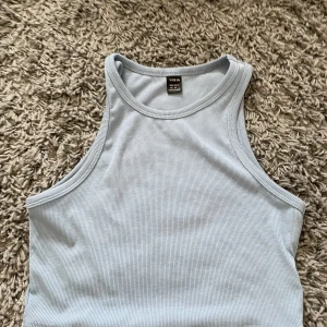 Blå topp - Fin inför sommarn med till exempel linnebyxor och i bra skick 