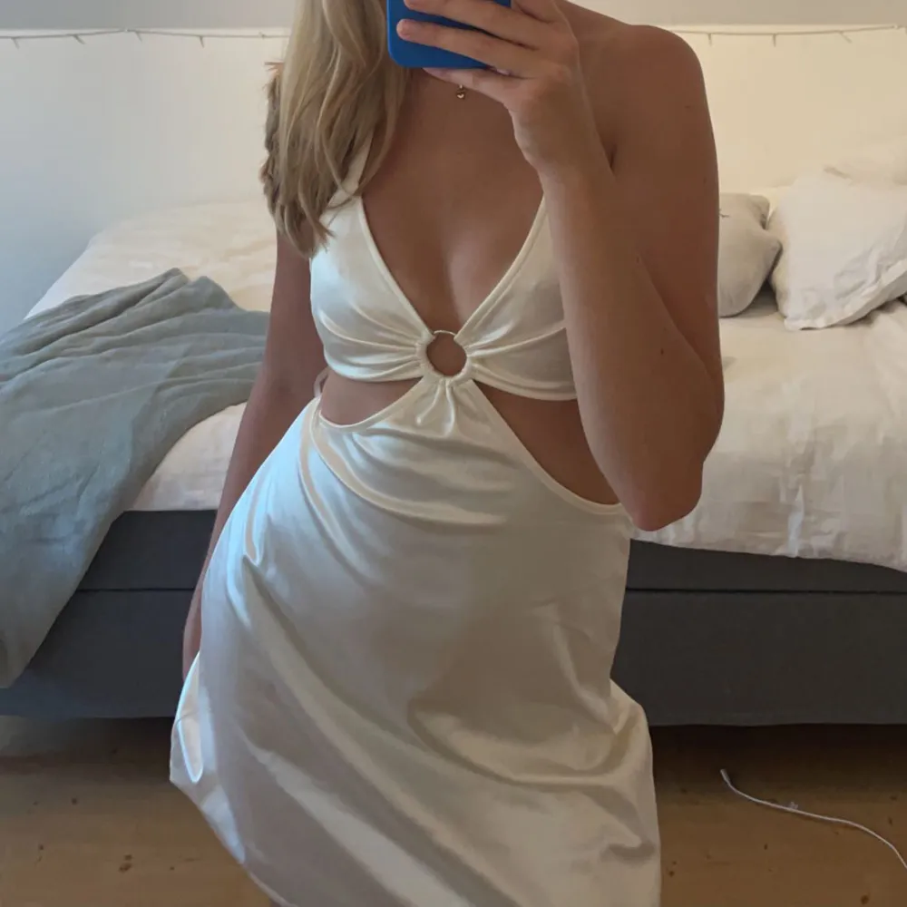 Superfin vit klänning, perfekt nu till sommaren🌟 Aldrig använd💓. Klänningar.