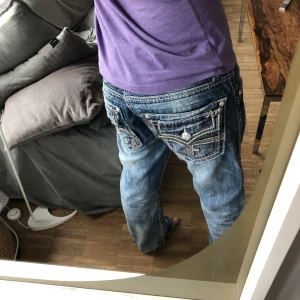 Rock revival jeans  - jätte snygga rock revival jeans från sellpy, lite slitningar där nere annars väldigt fint skick. Dom är straight och sitter baggy. Förlåt att min tå syns 