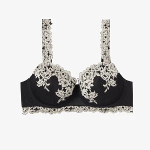 Intimissimi Bh - Säljer denna otroligt fina och sköna bh:n från Intimissimi, säljer pågrund av att den inte kommer till användning! Storlek 75D  Nypriset ligger på runt 500kr och säljer nu för 300kr! Mkt bra pris då den knappt är använd❤️❤️